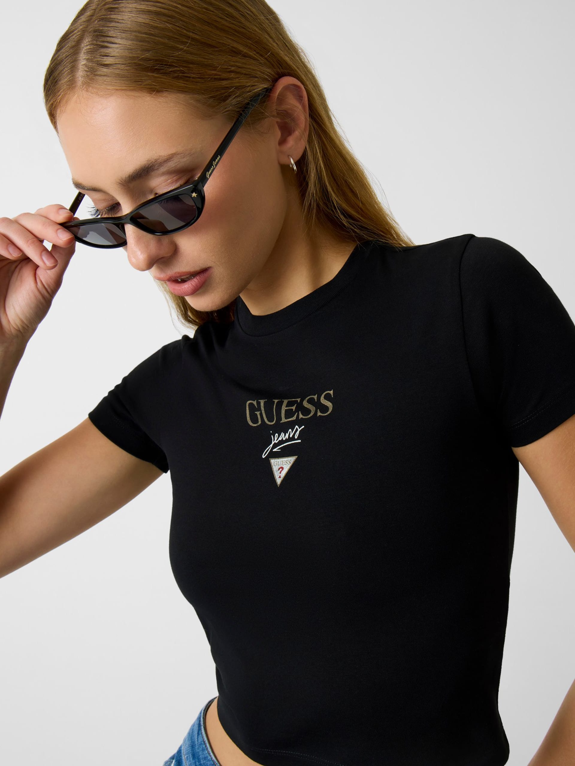 Camiseta com logotipo bordado