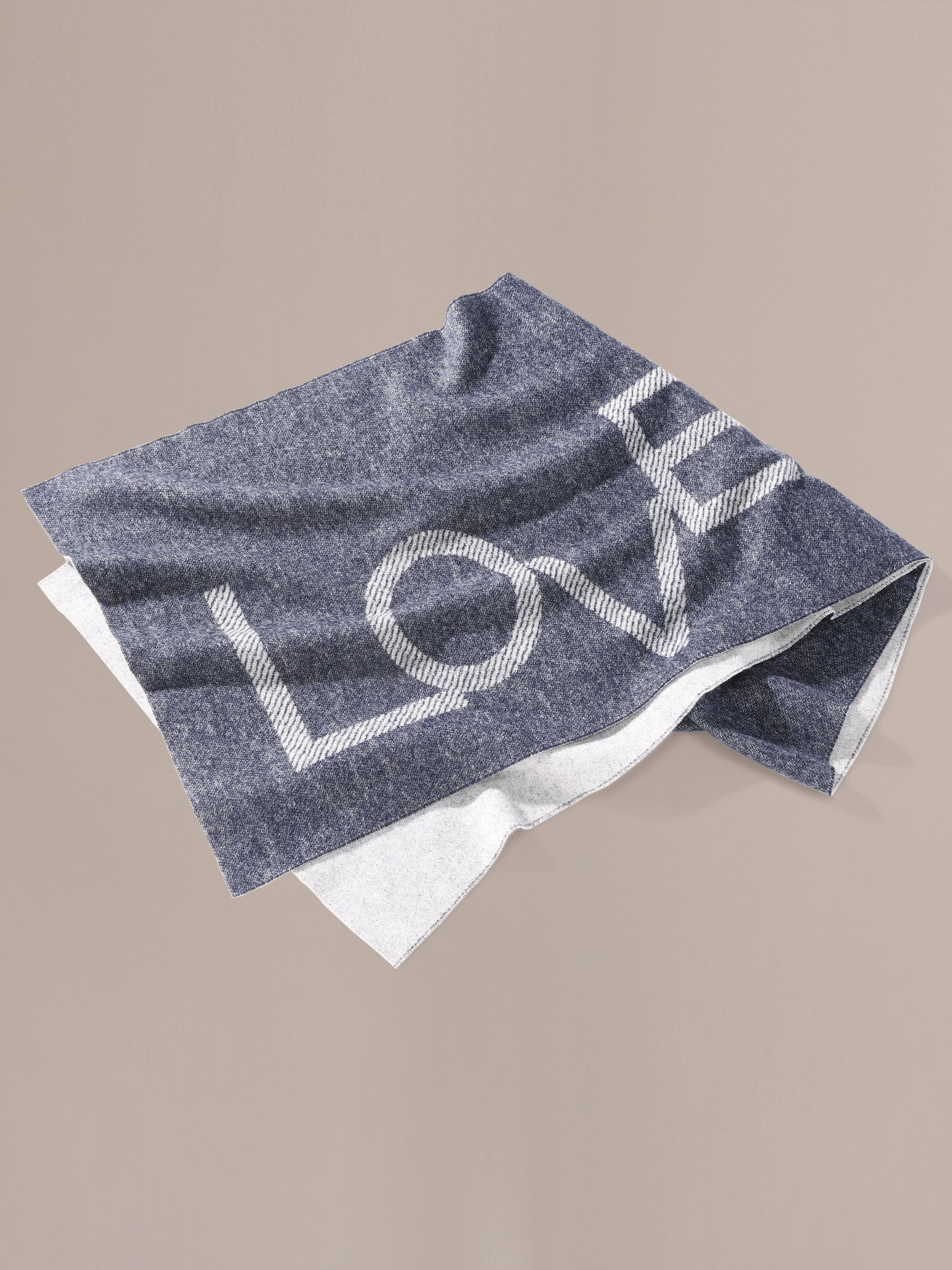 Wollschal mit Love-Schriftzug