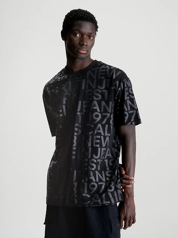 Camiseta com logo estampado por toda a peça