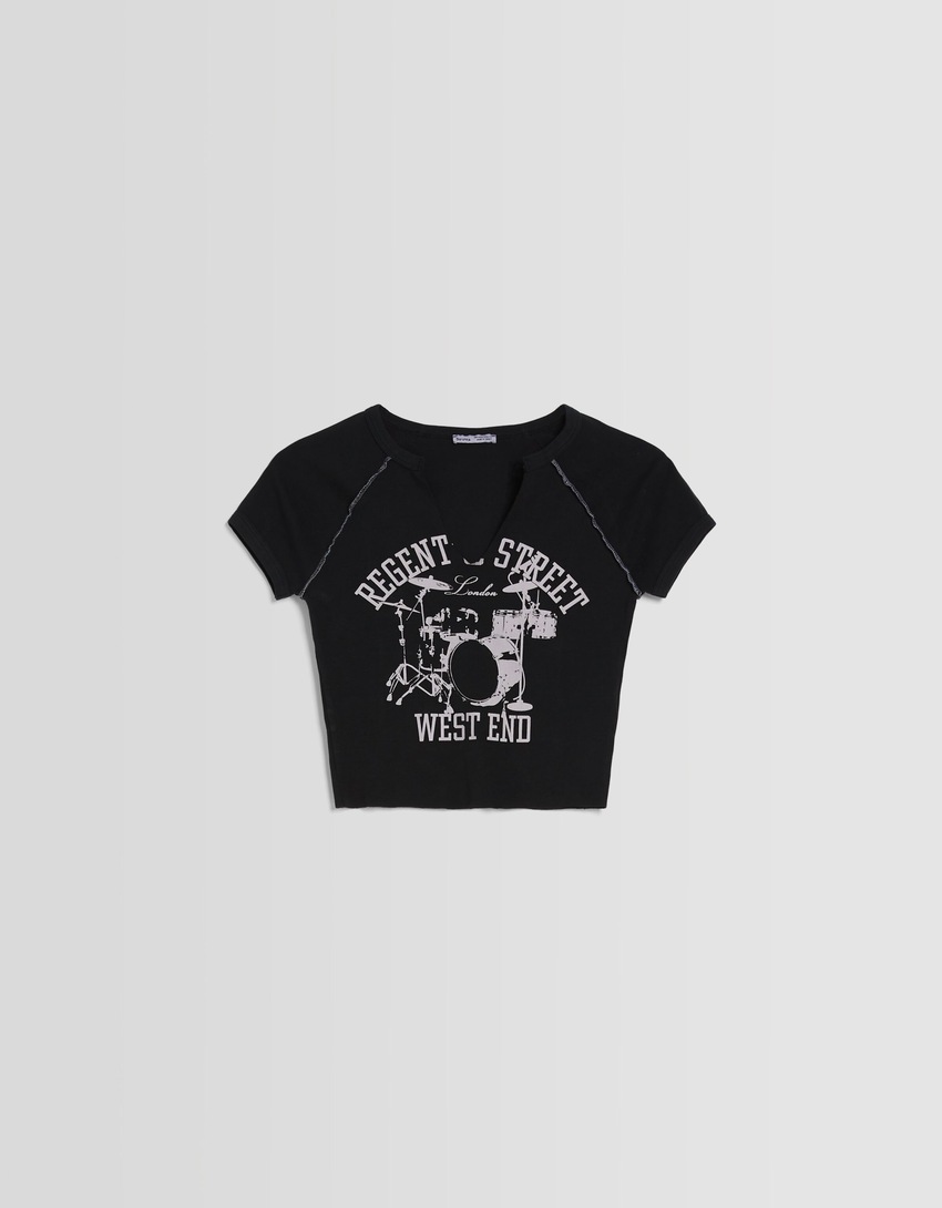 Camiseta de manga curta com costuras contrastantes.