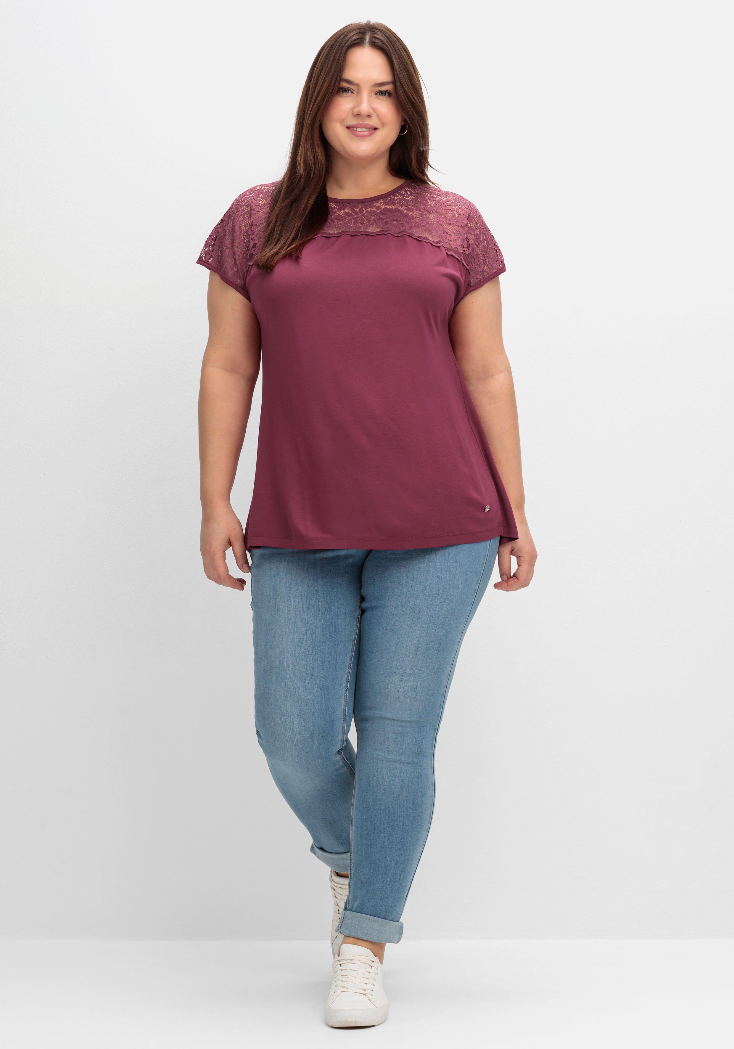 Shirt mit Spitzenpasse an der Schulterpartie