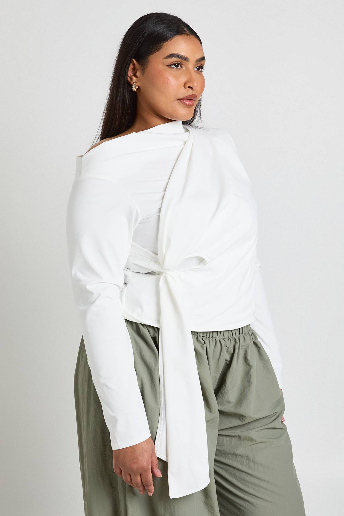 boohoo Haut Grande Taille À Manches Longues Avec Encolure Asymétrique Et Drapé