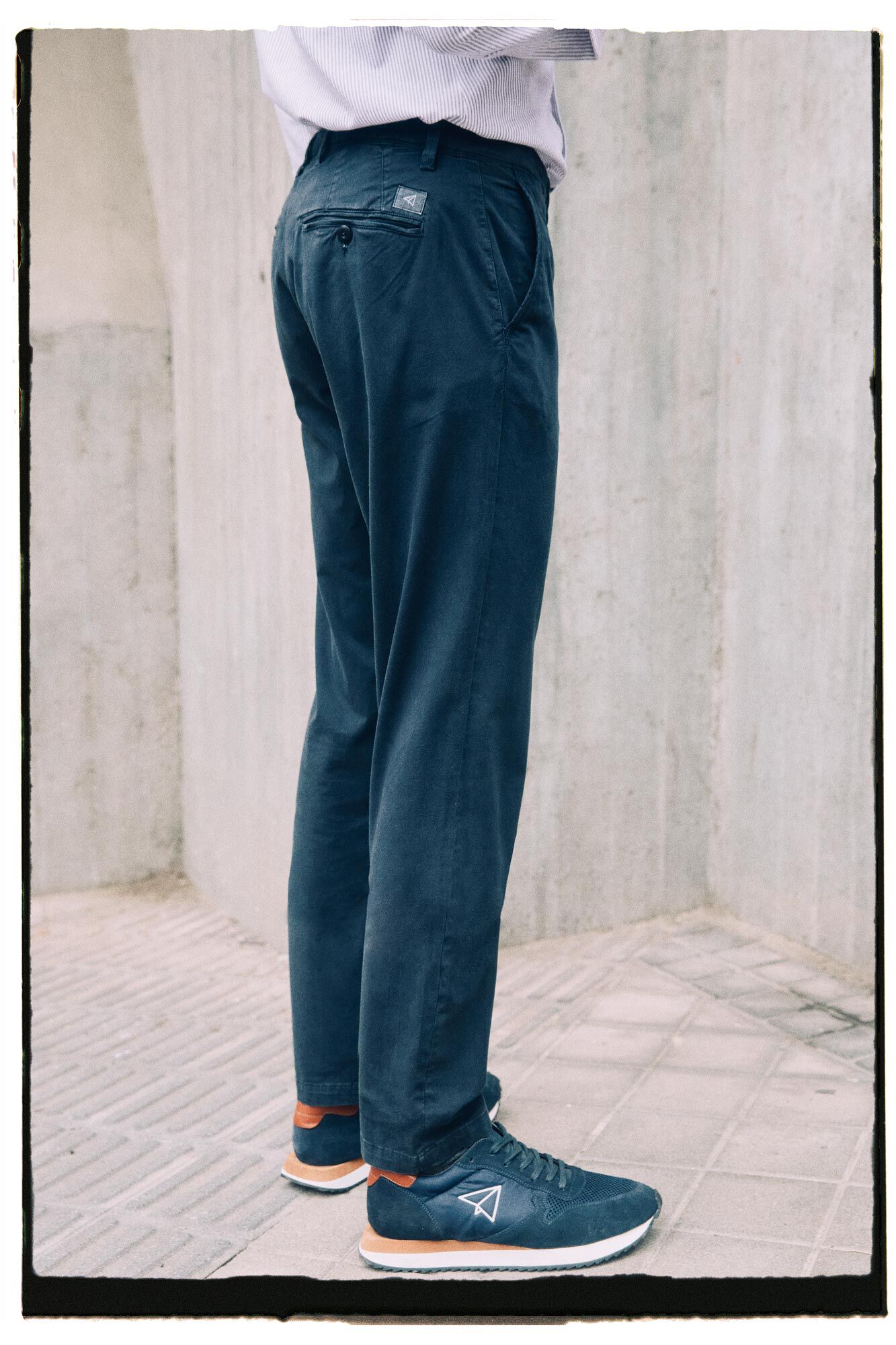 Calça chino slim com cintura elástica.