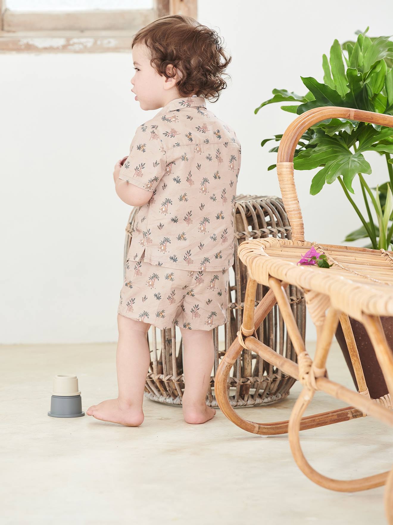 Conjunto de camiseta e shorts bege para bebê com estampa.