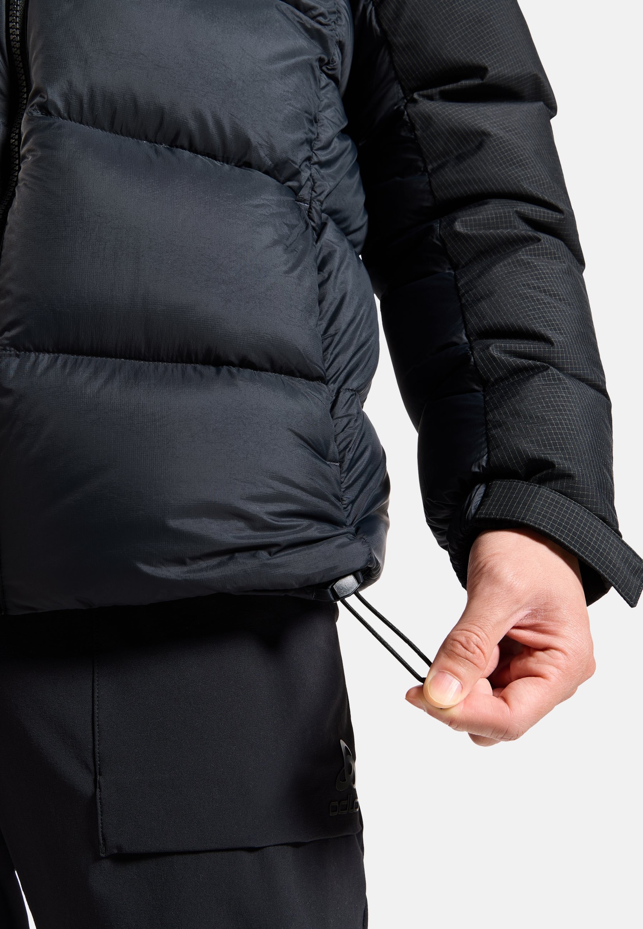 Ascent Daunenjacke mit Kapuze in black