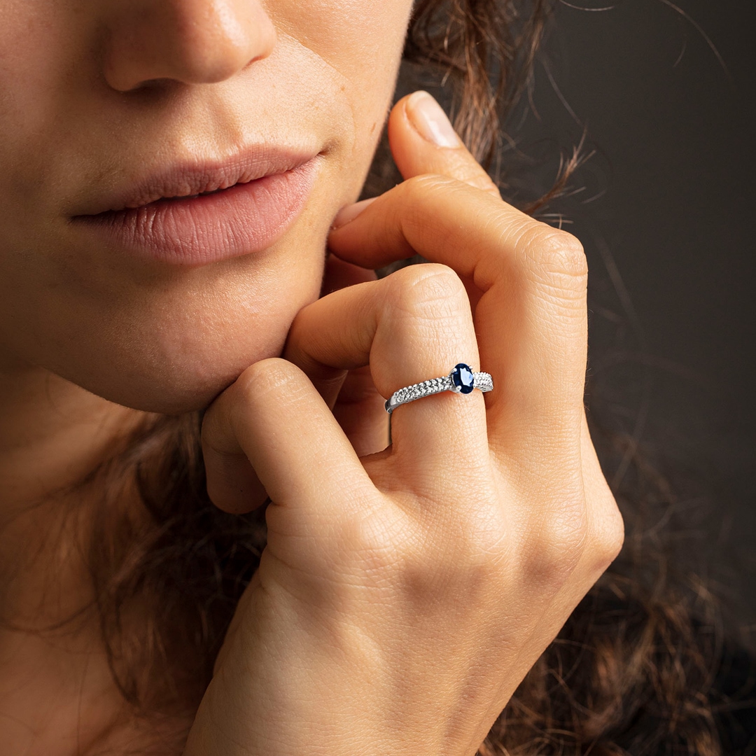 Damenring 750/18 K Weissgold mit Saphir oval und Diamanten 0.16 ct H/si