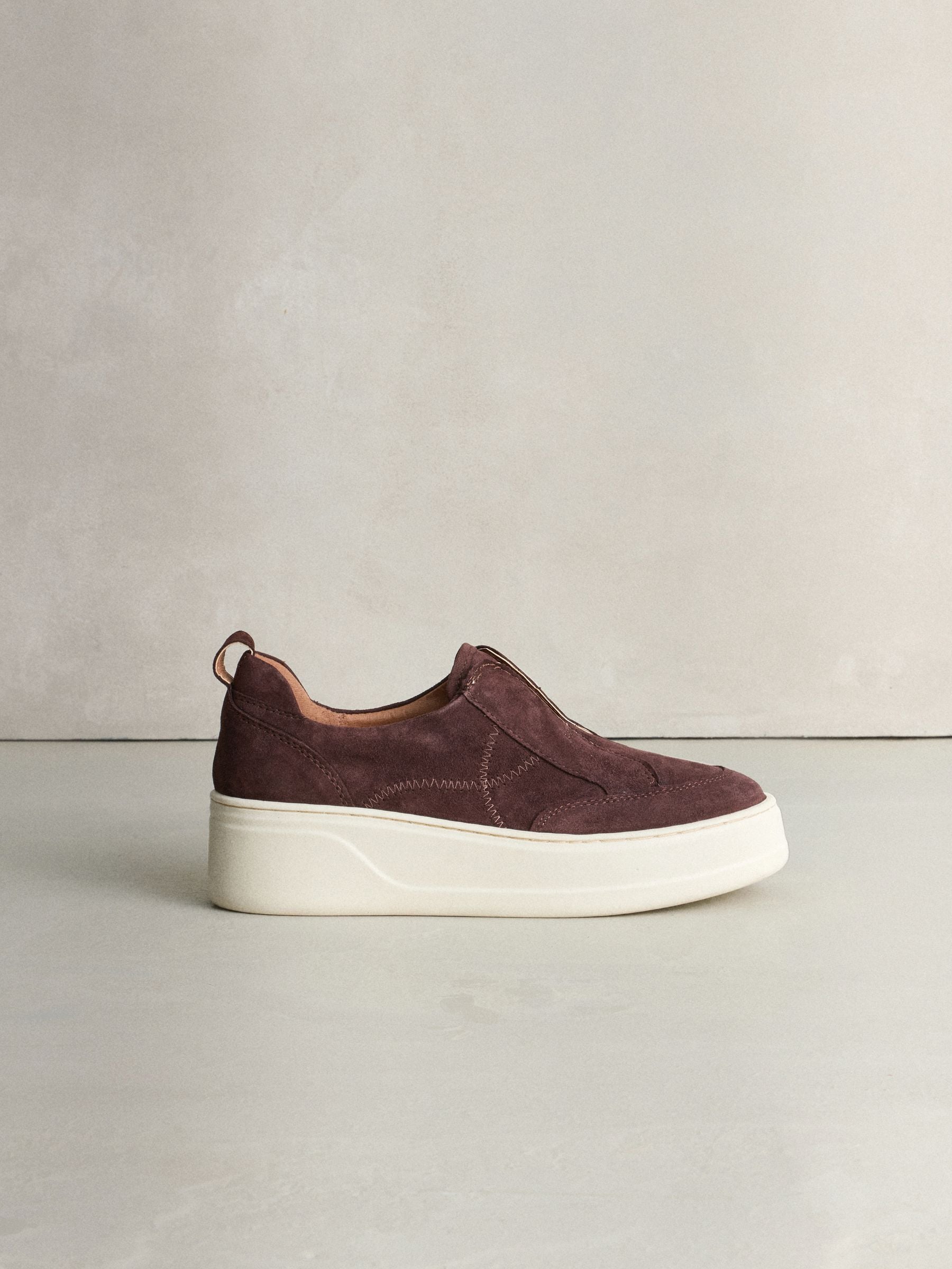Chocoladebruin suède - Signature leren sneakers met dikke plateauzolen en sleehak