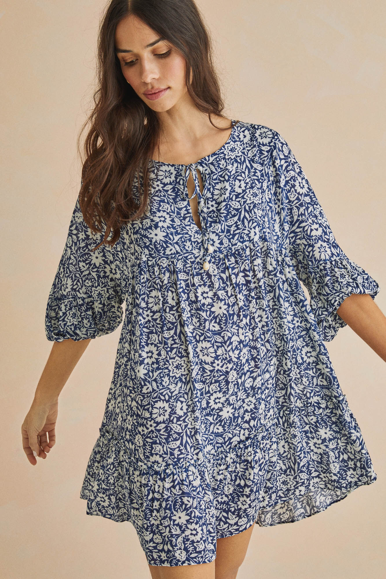 Vestido curto com estampa floral - Estampa