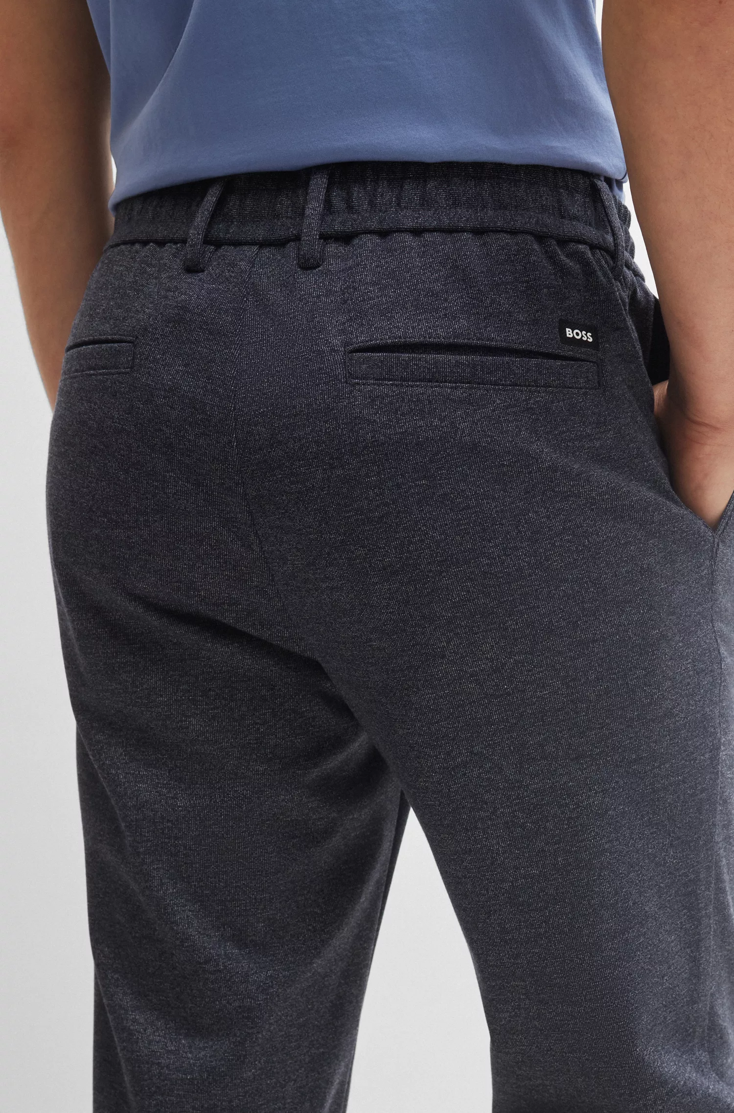 Calça BOSS preta, corte regular, em malha estampada.