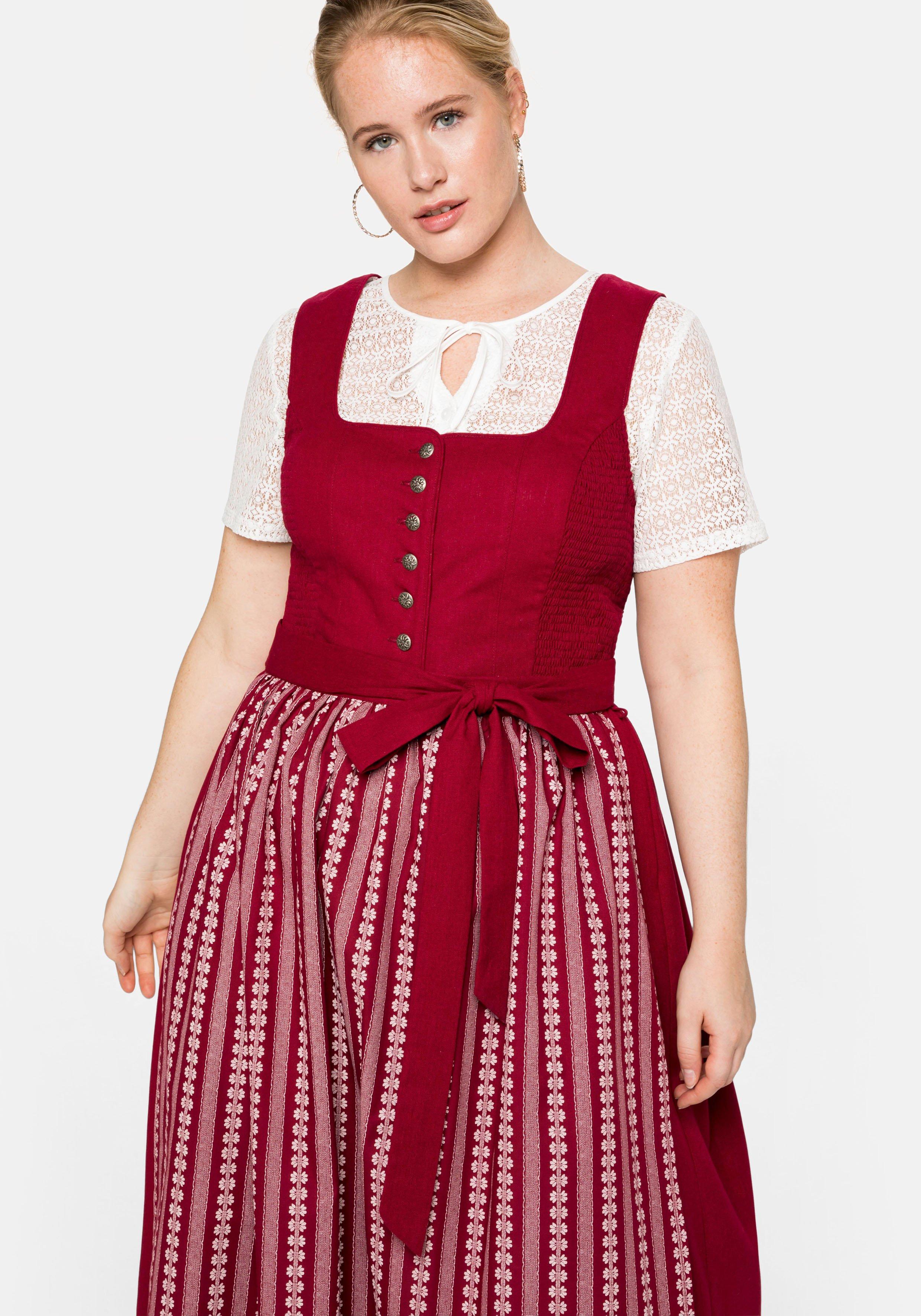 Dirndl in Midilänge, mit Spitzenbluse und Schürze