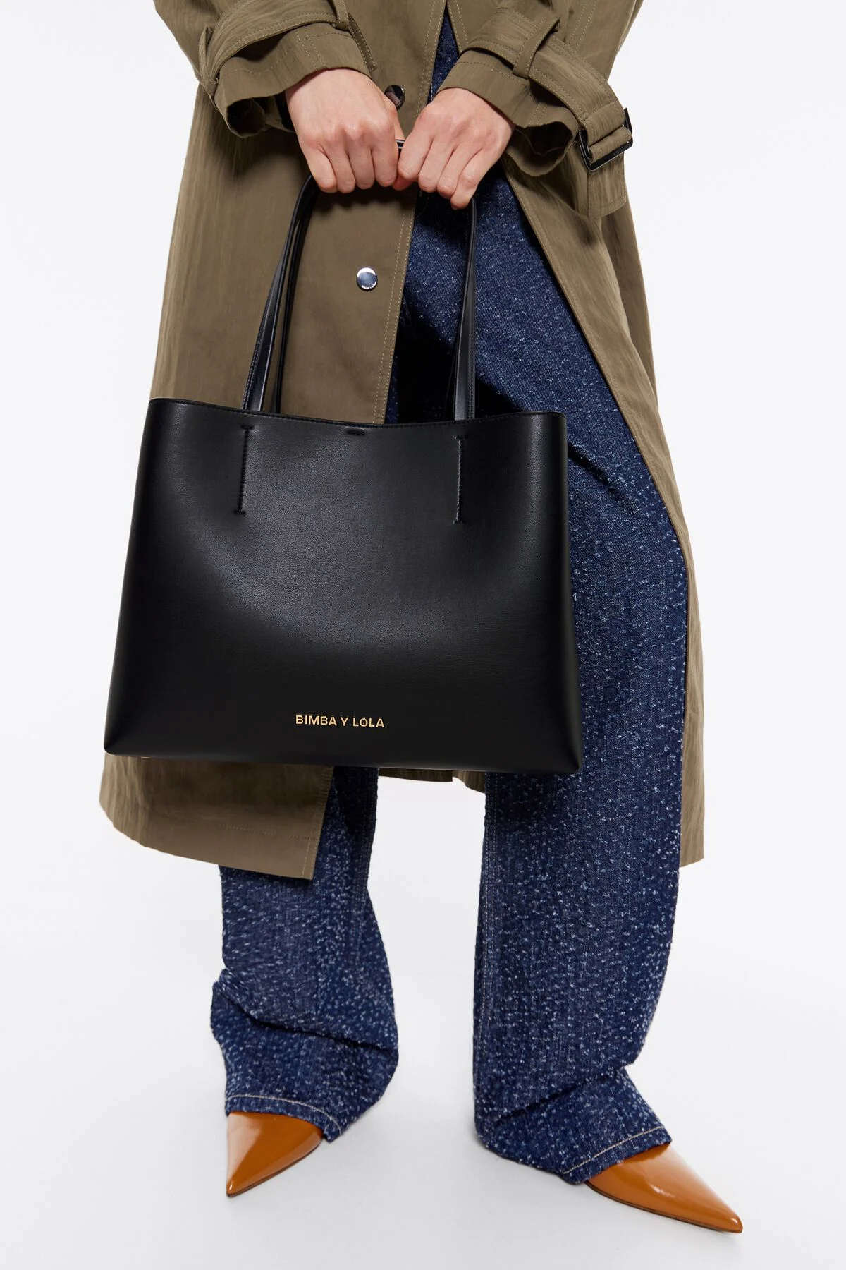Bolsa grande estilo Chihuahua em couro preto.