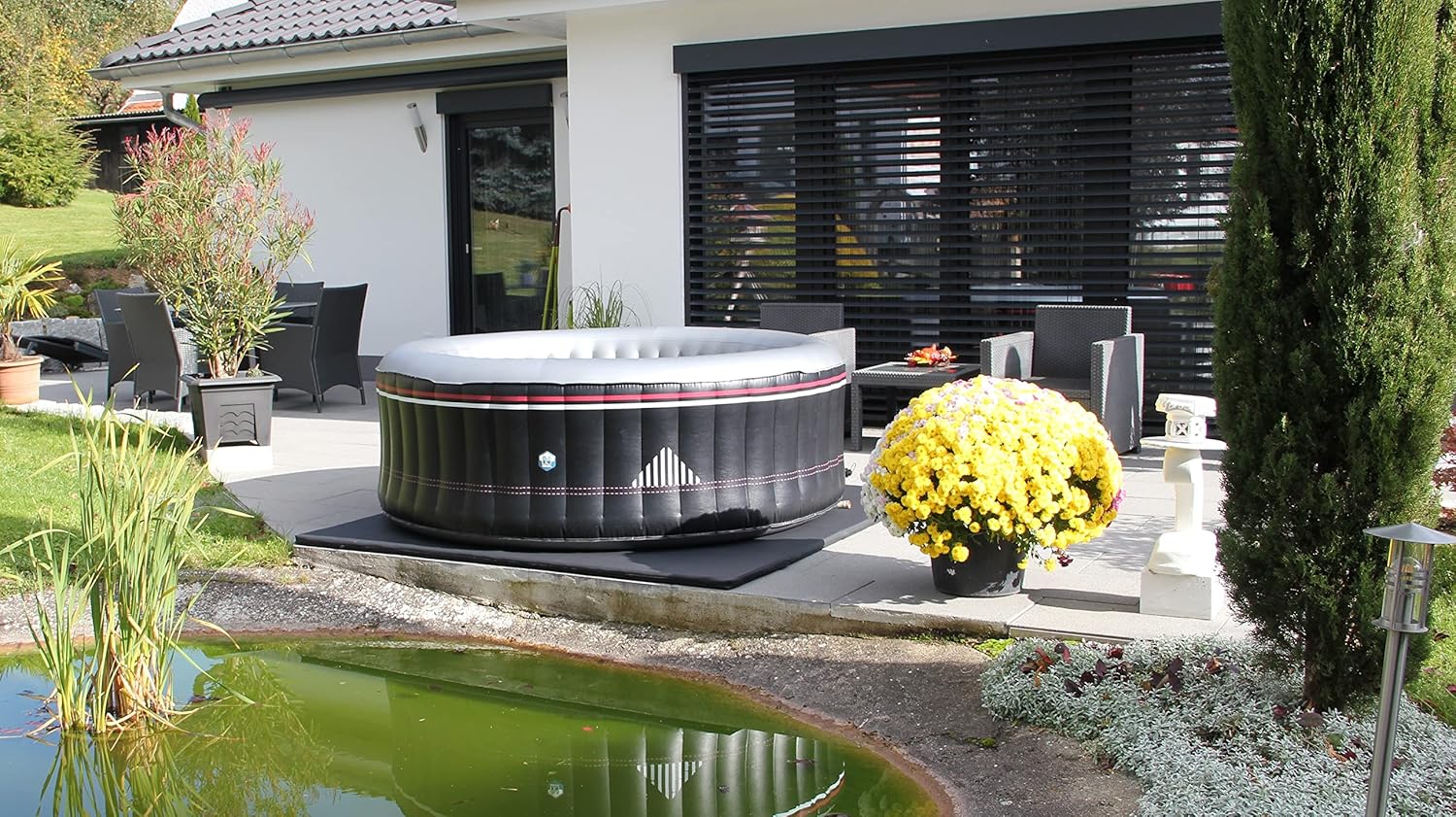Energiesparende Whirlpool Unterlage für aufblasbare Whirlpools bis 204cm Durchmesser, Thermoisolierung als Bodenschutzmatte und Unterlage in Carbon Black und Shining White, 204cm x 204cm x 3,5cm