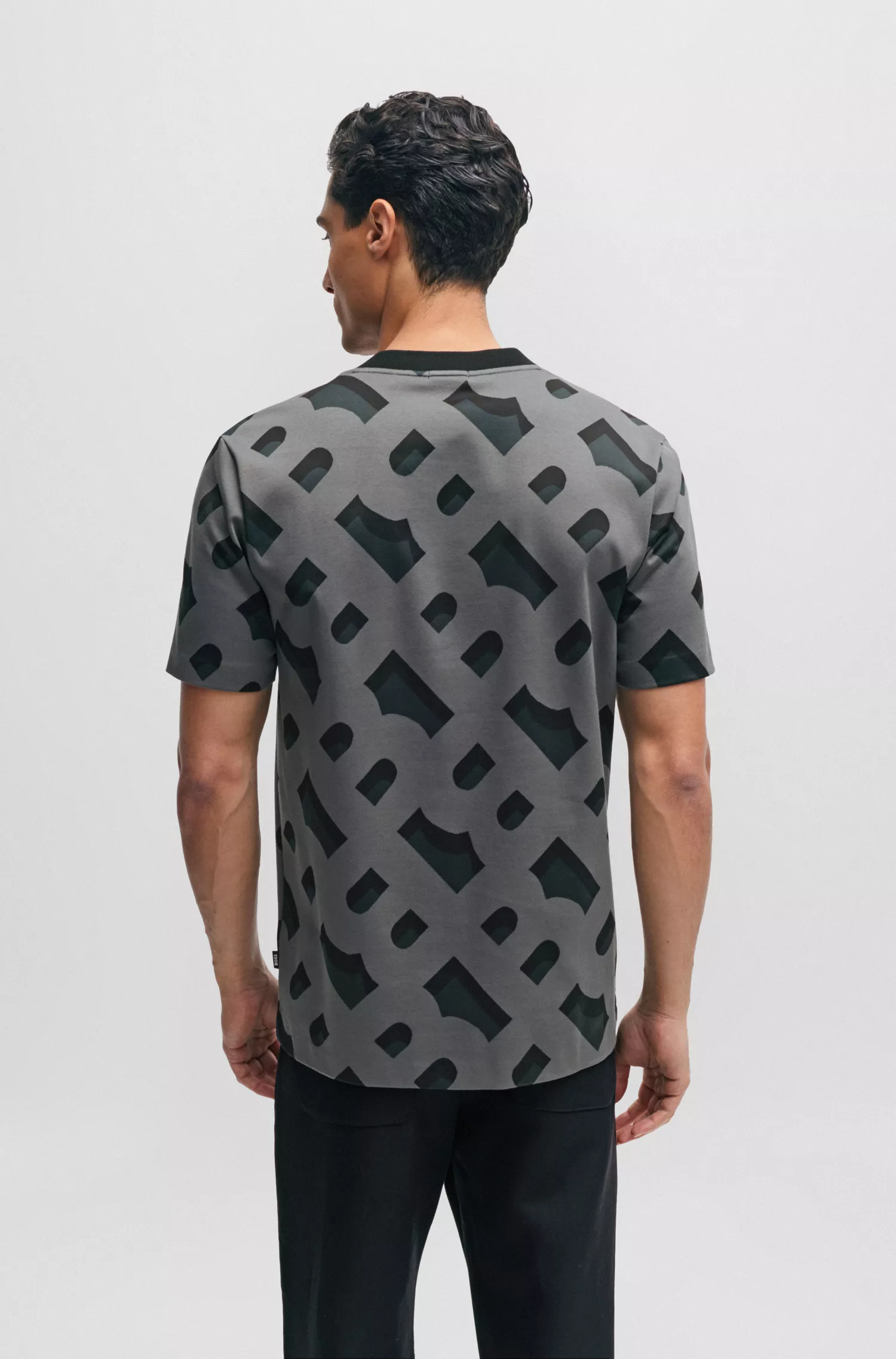 Camiseta BOSS preta com monograma em jacquard, confeccionada em algodão mercerizado elástico.