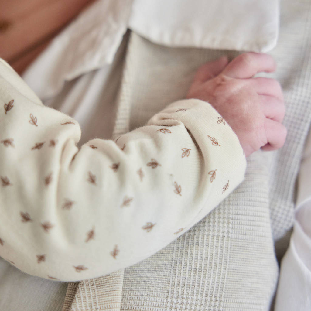 Dirkje baby longsleeve met all over print en overslag detail ecru/bruin