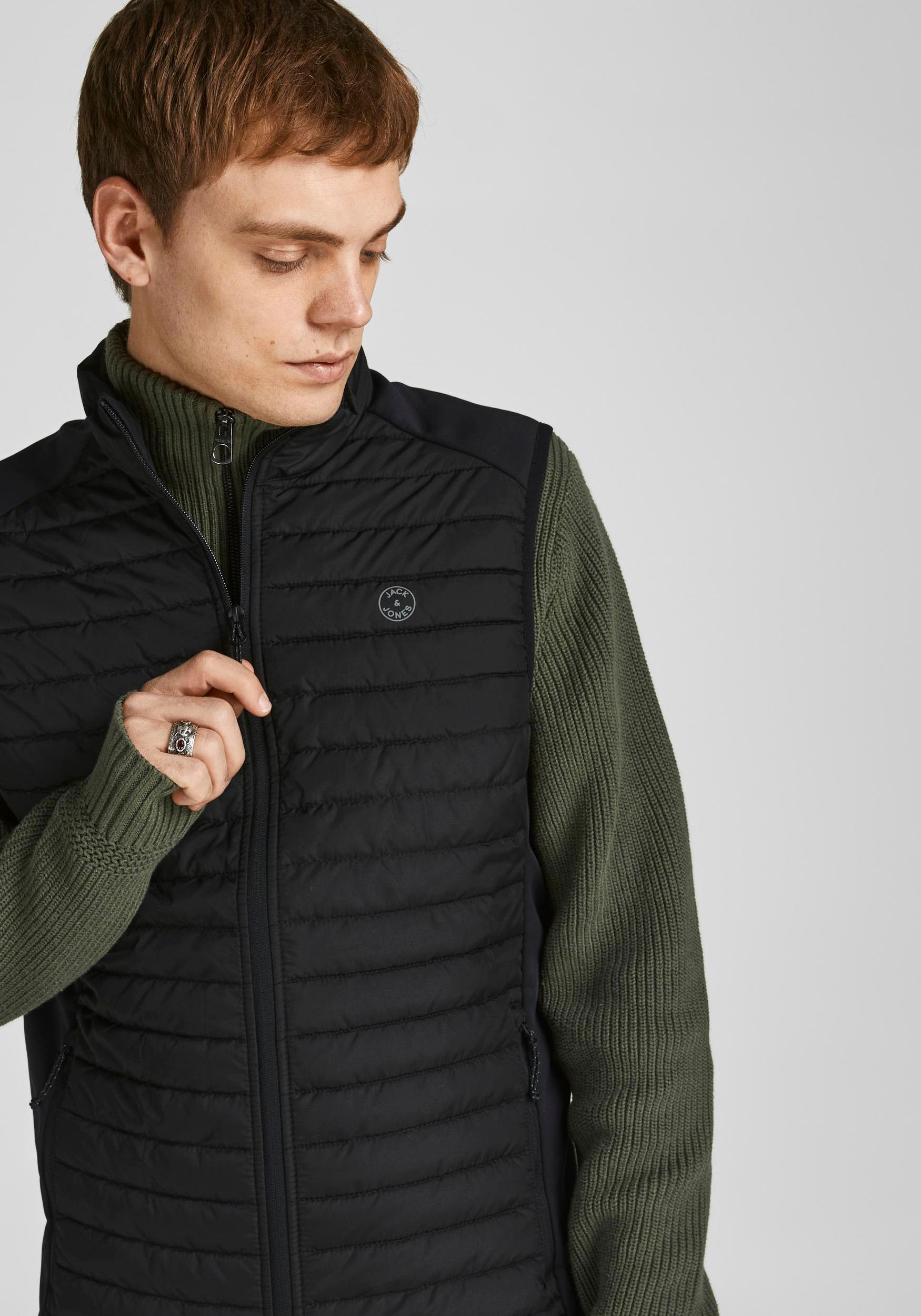 Jack & Jones Steppweste »JJEMULTI mit Logoprint, hohem Kragen und Eingrifftaschen«, normal, Polyester, ohne Kapuze