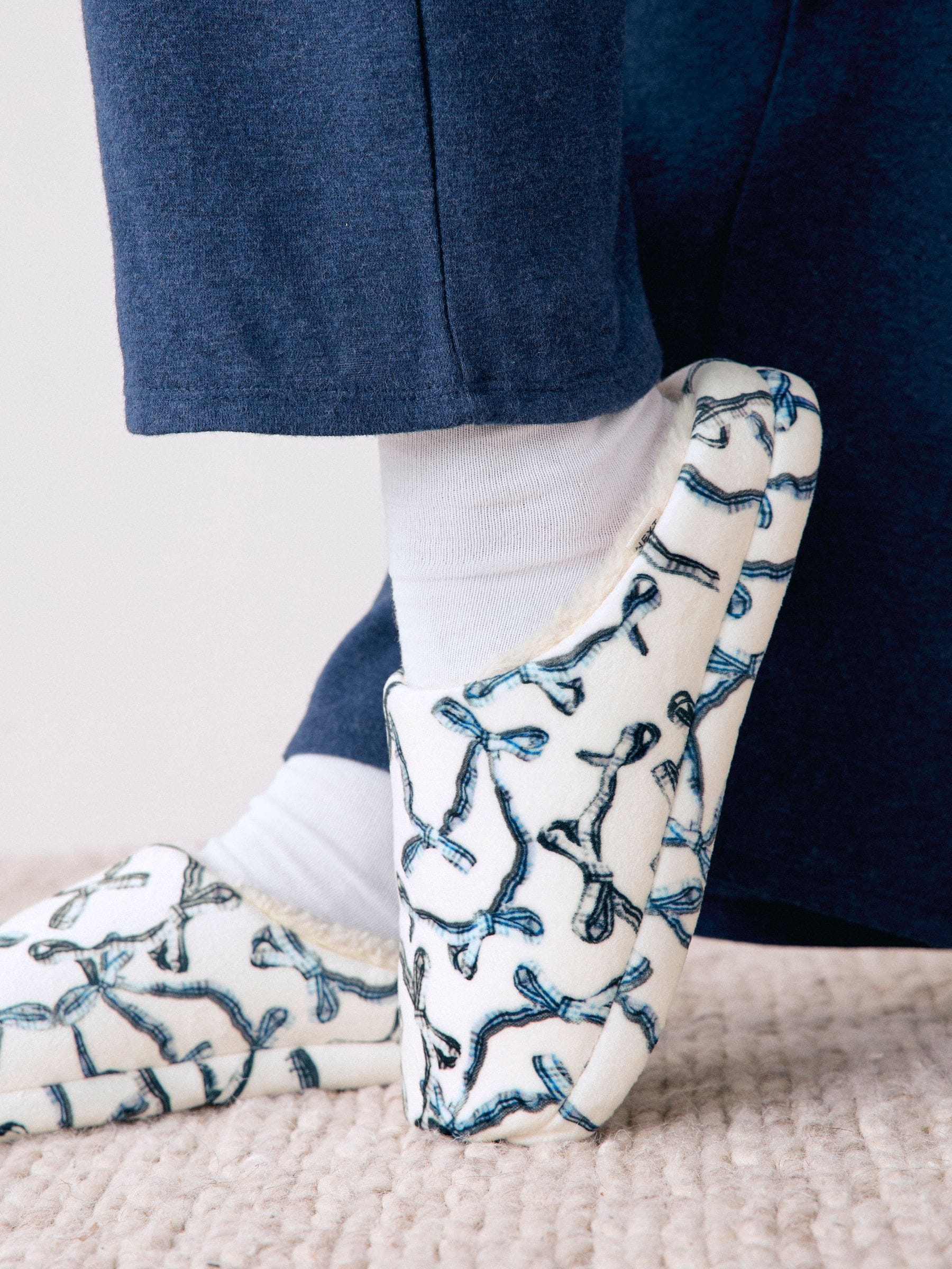Wit/zwart geborduurde strik - Bow Embroided Borg Mules