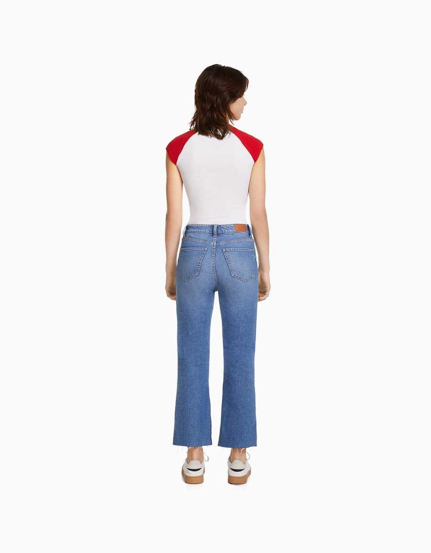 Calça jeans cropped boca de sino