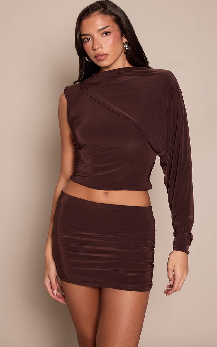 Marron Foncé Haut Moulant Asymétrique À Manche Unique Avec Détails Drapés