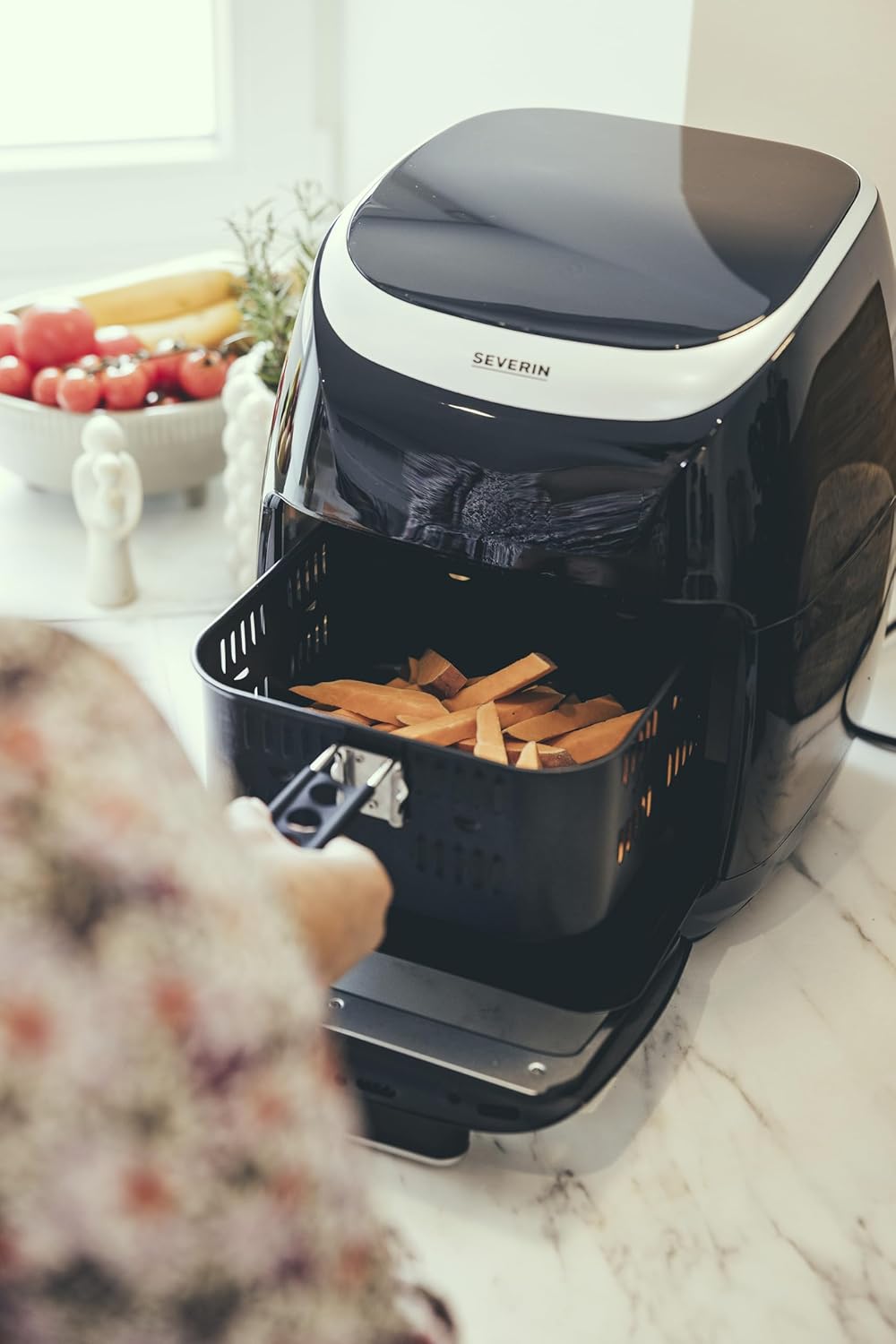 SEVERIN Multi Heißluftfritteuse mit 11 Liter Fassungsvermögen, Heißluft Fryer mit umfangreichem Zubehör, Fritteuse ohne Fett mit 8 Automatikprogrammen, 2000 W, schwarz/silber, FR 2446