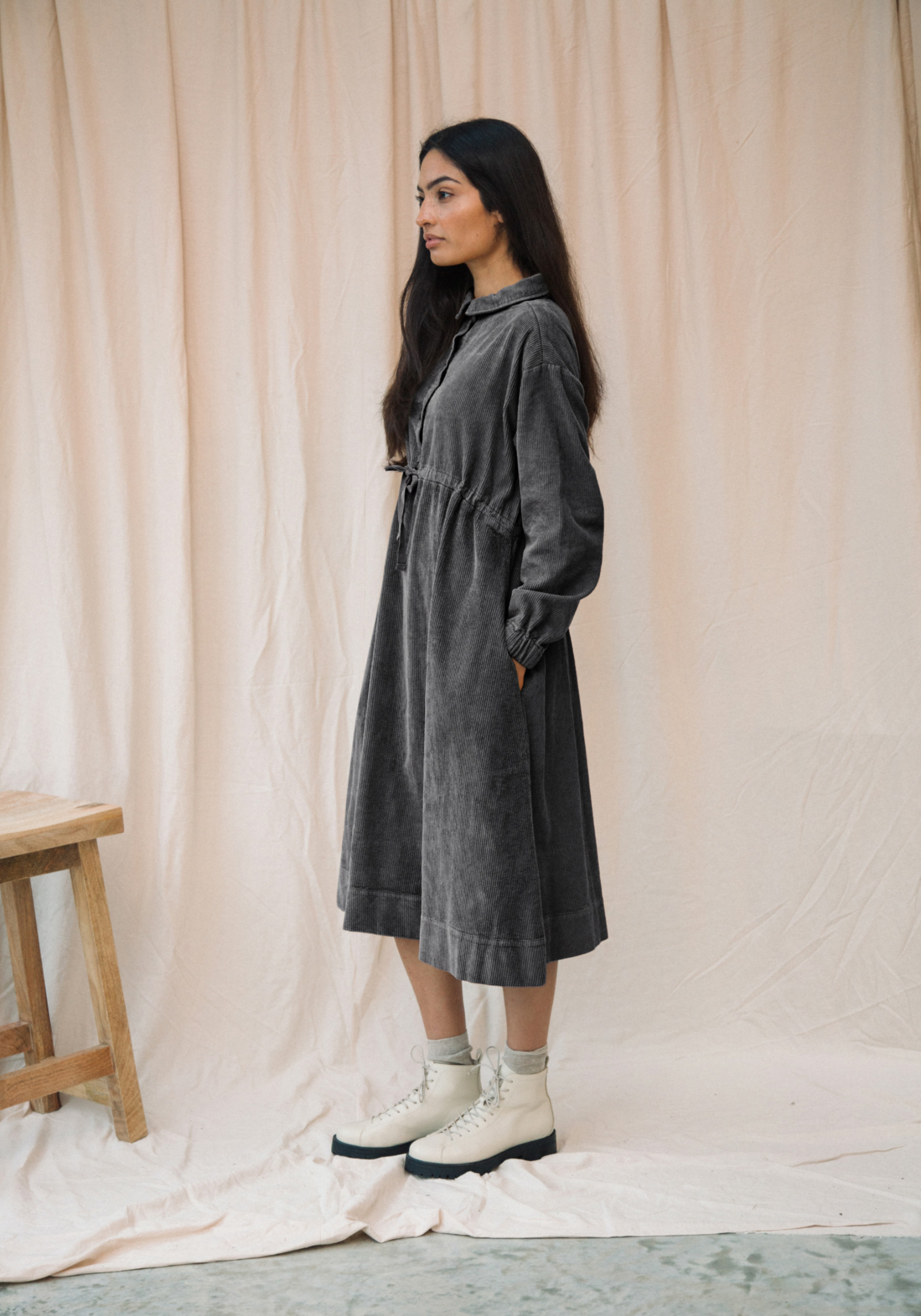 Beaumont Organic Cord-Kleid Yuri Charcoal