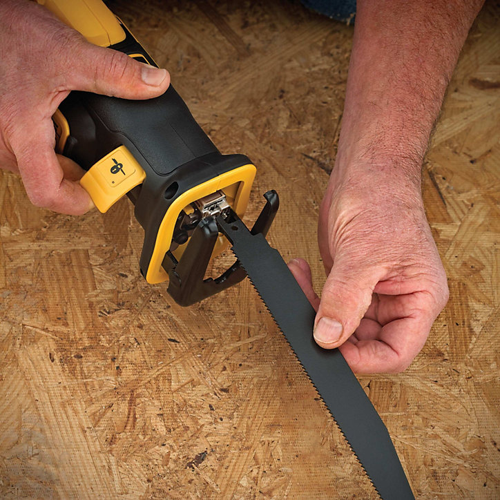 Scie sabre compacte sans fil DeWalt DCS367NT XR 18V (sans batterie)