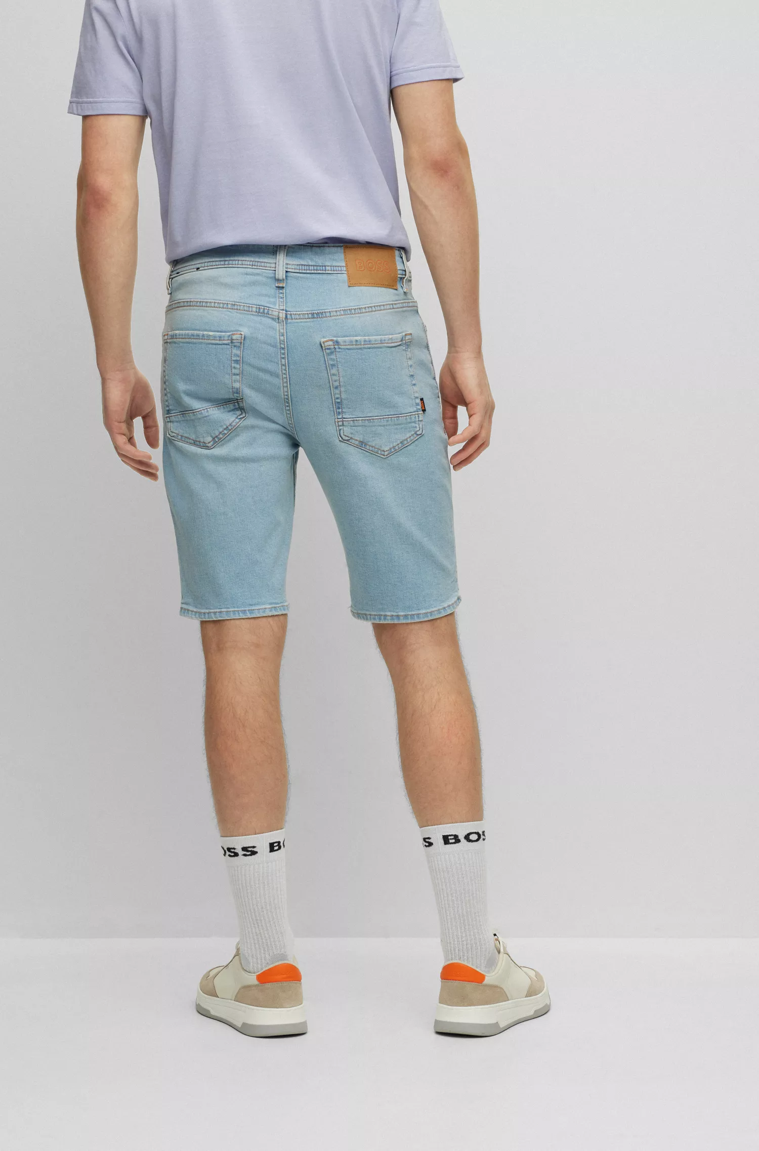 Shorts BOSS laranja com modelagem afunilada em jeans elástico para maior conforto.