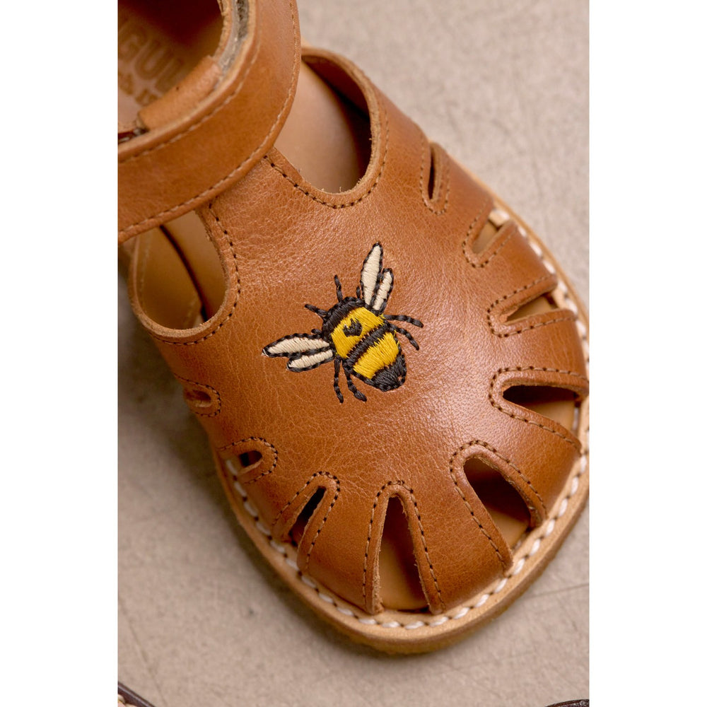 Køb Angulus Cognac Begynder Sandal Med Bi Broderi