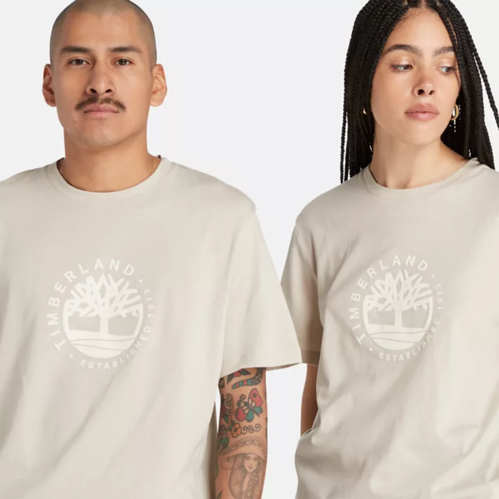 Camiseta Tencel x Refibra com estampa do logo na cor bege.