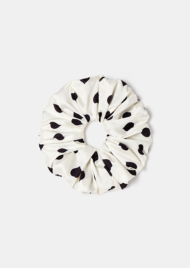 Chouchouécru à motif coeur noir