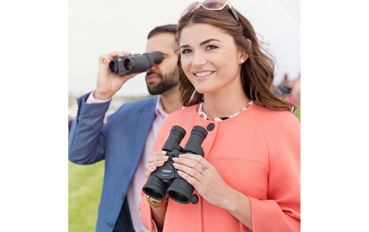 Fernglas 12x36 IS III<br>Leistungsstarkes und handliches Fernglas mit 12facher Vergrösserung und Bildstabilisator – ideal zur Vogelbeobachtung, für Sportveranstaltungen und auf Reisen