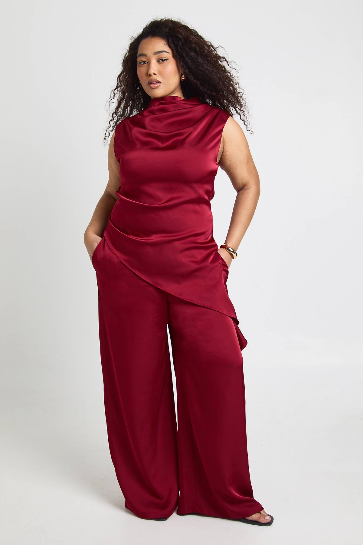 boohoo Haut Grande Taille En Satin Col Bénitier Ourlet Asymétrique