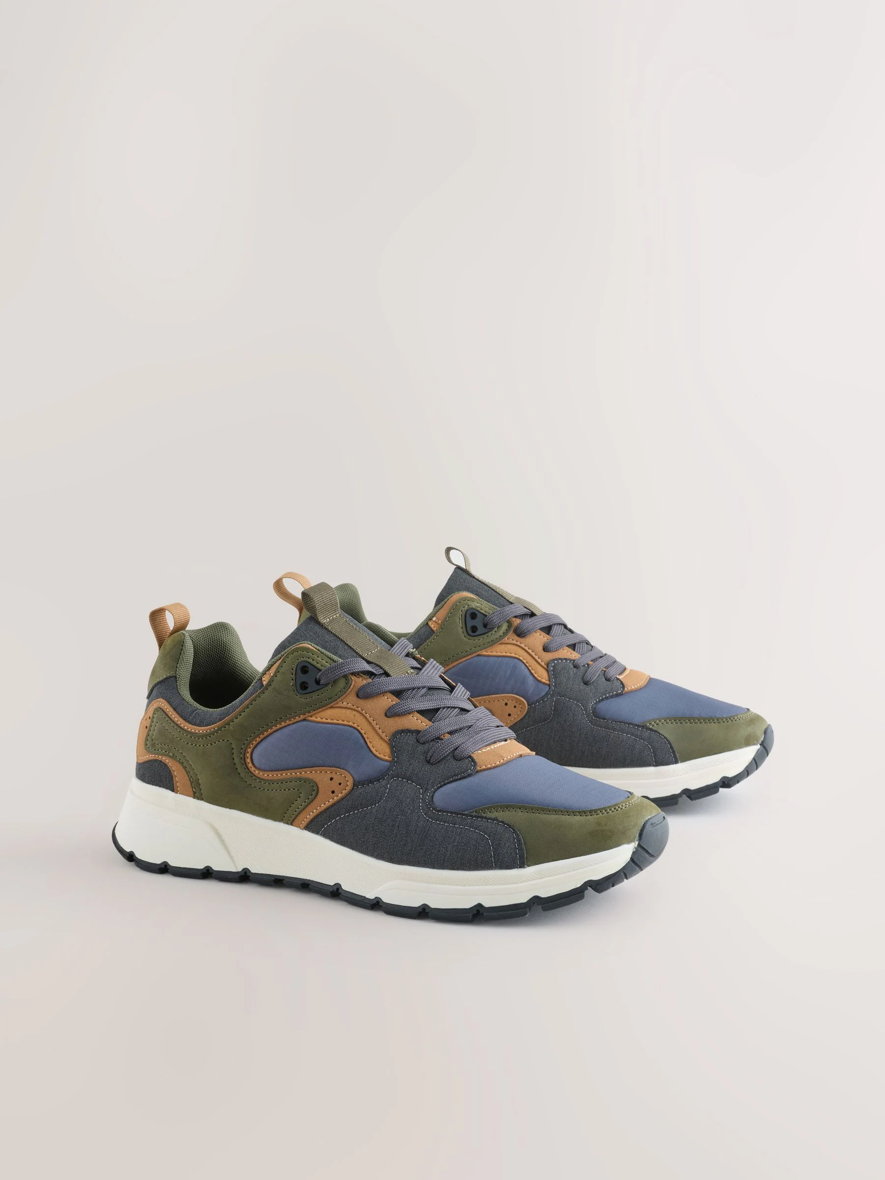Kakigroen - Sneakers met panelen