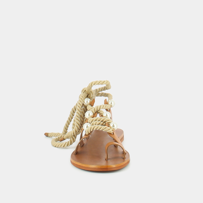 Sandales à brides, perles et lanières tressées  en cuir camel