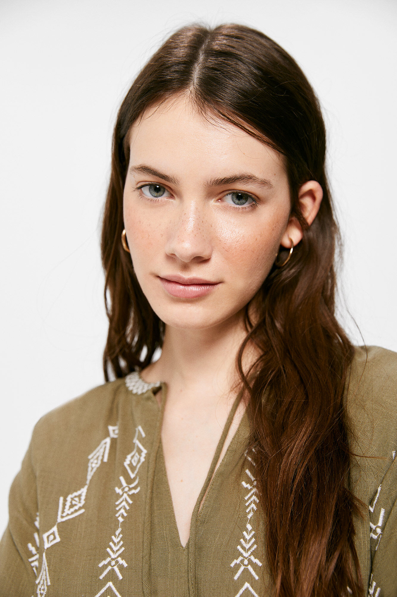 Blusa volumosa bordada