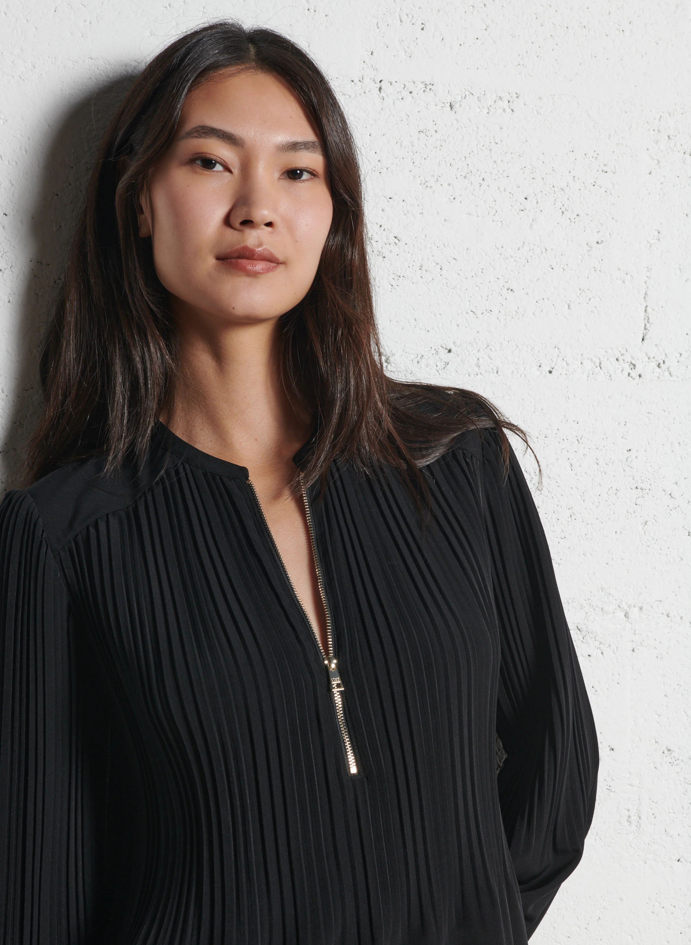 Robe courte col rond plissée| Noir