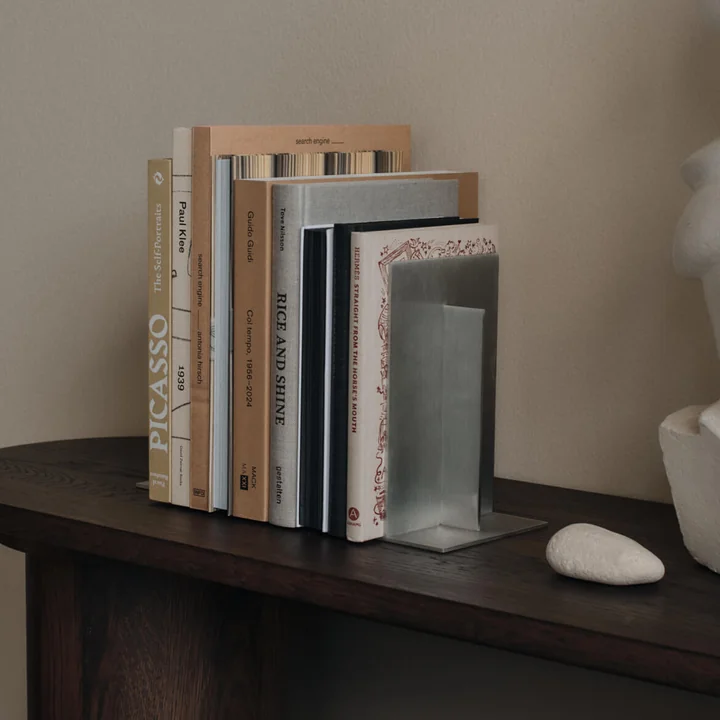 Ferm Living - Lager Buchstütze, Aluminium gebüstet (2er Set)