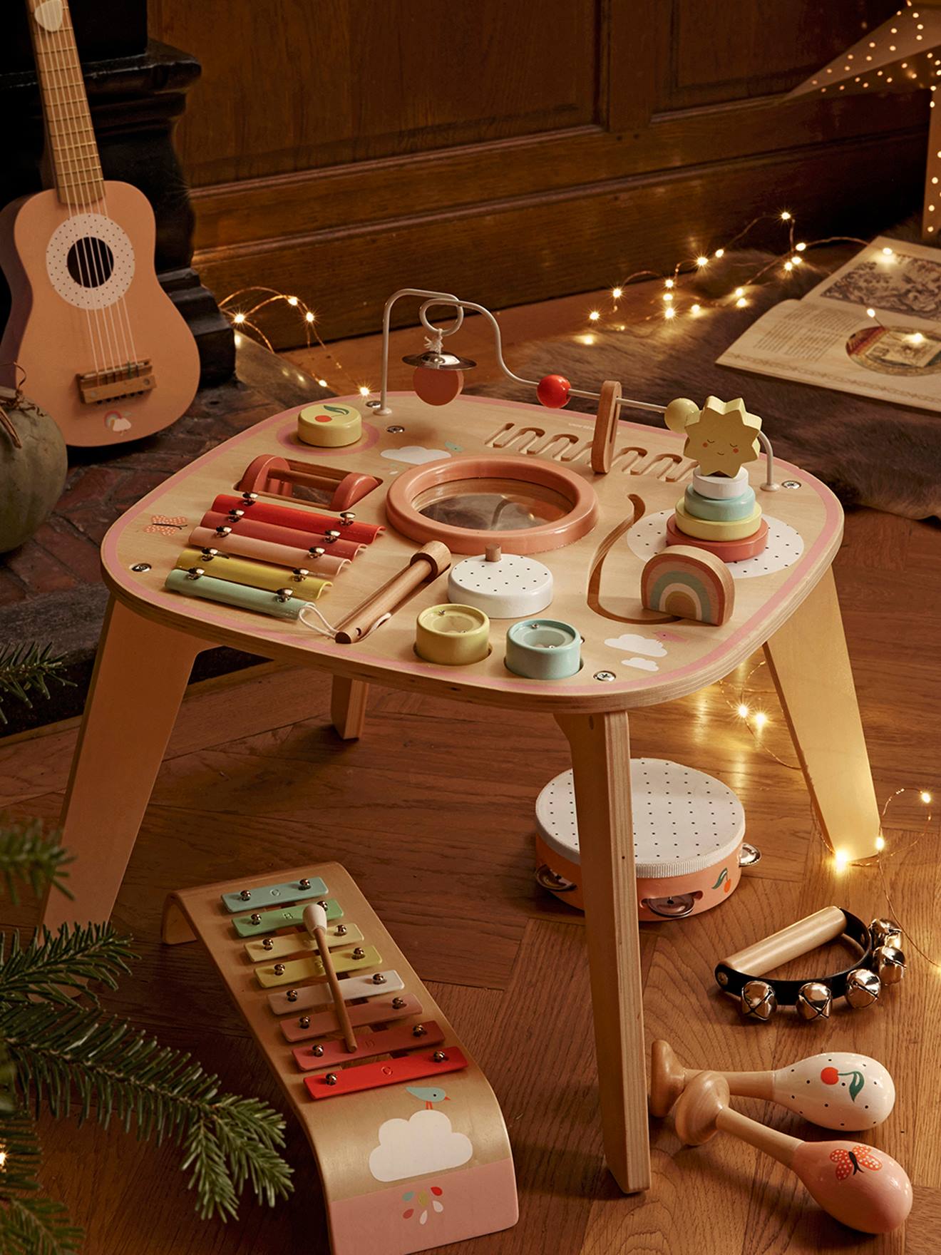 Mesa de atividades e estimulação musical em madeira certificada FSC®, rosa claro lisa com motivos.