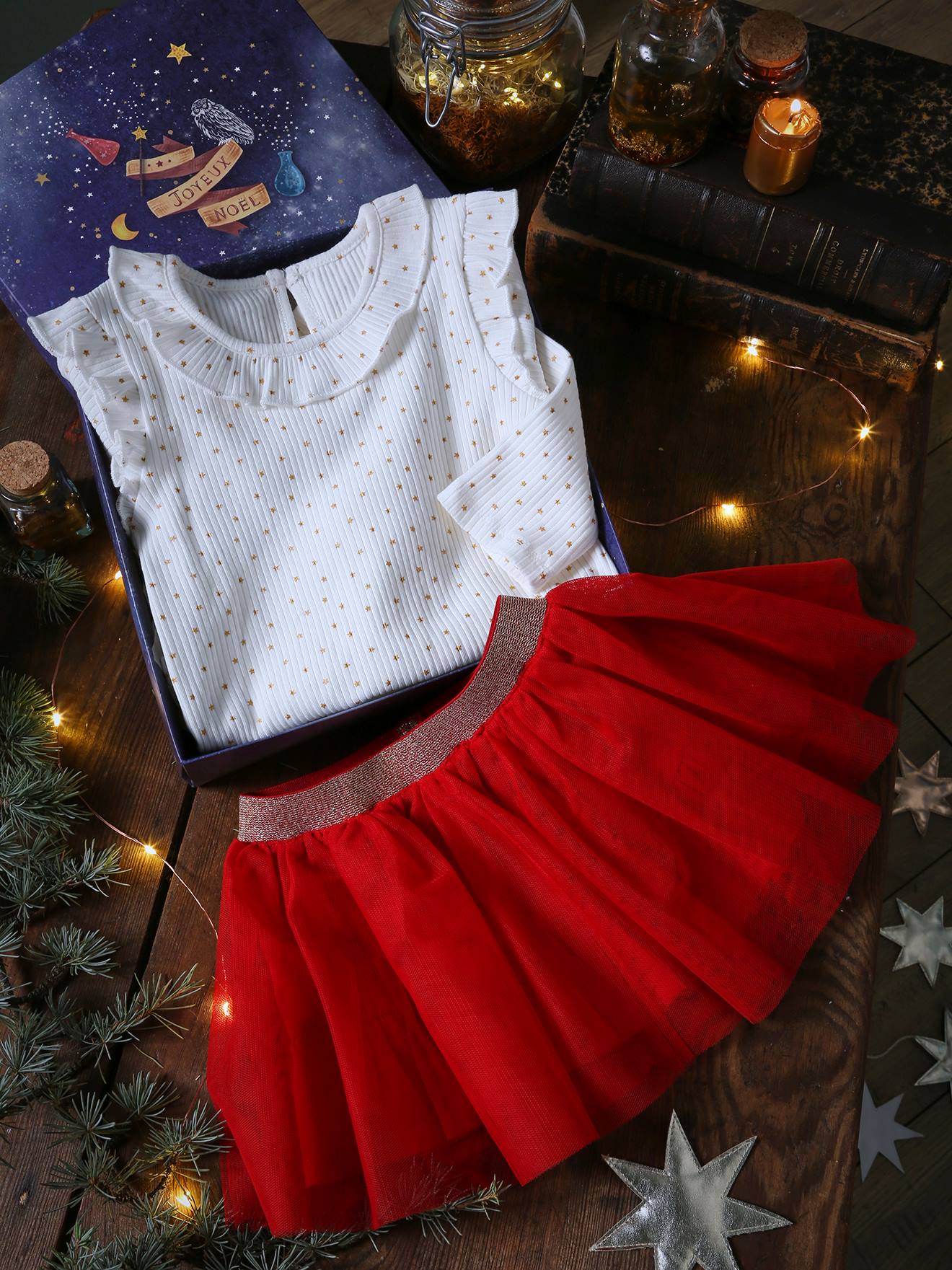 Conjunto de presente de Natal com camiseta estampada com estrelas e saia de tule branca leve para bebê.