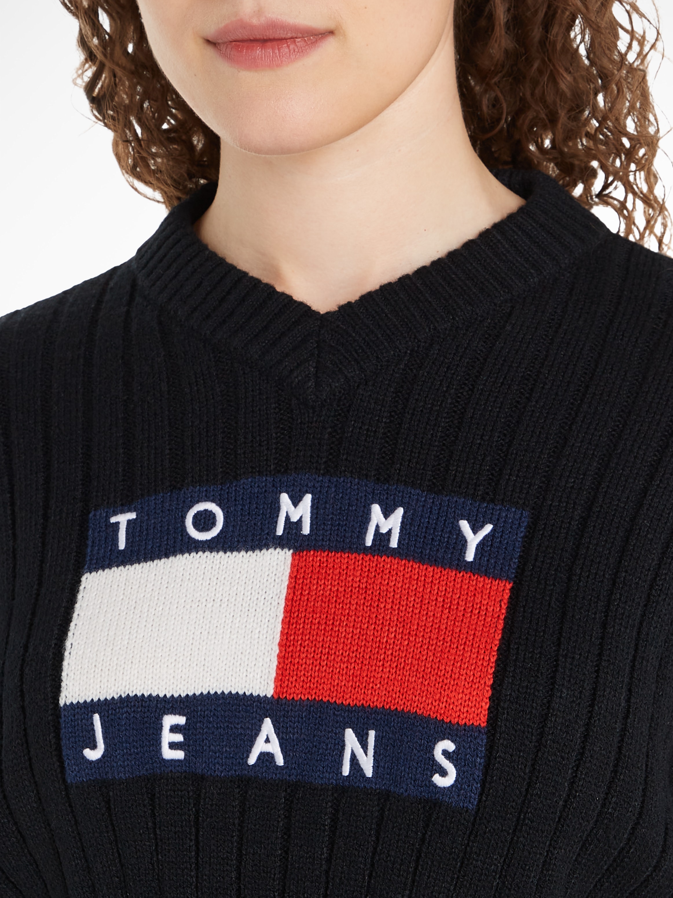 Tommy Jeans Curve V-Ausschnitt-Pullover »TJW VNCK CENTER FLAG SWEATER EXT« Grosse Grössen