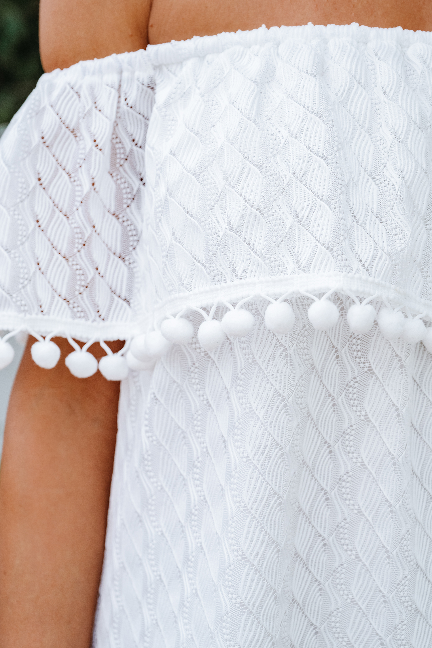 Robe mini à épaules dénudées et à pompons