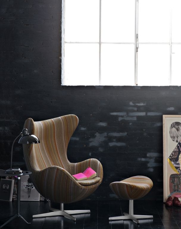 Fritz Hansen Egg Foot Stool voetenbank Grace Walnut, polished aluminium