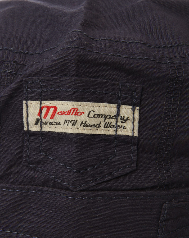Tellercap mit kleiner Tasche in dunkelblau
