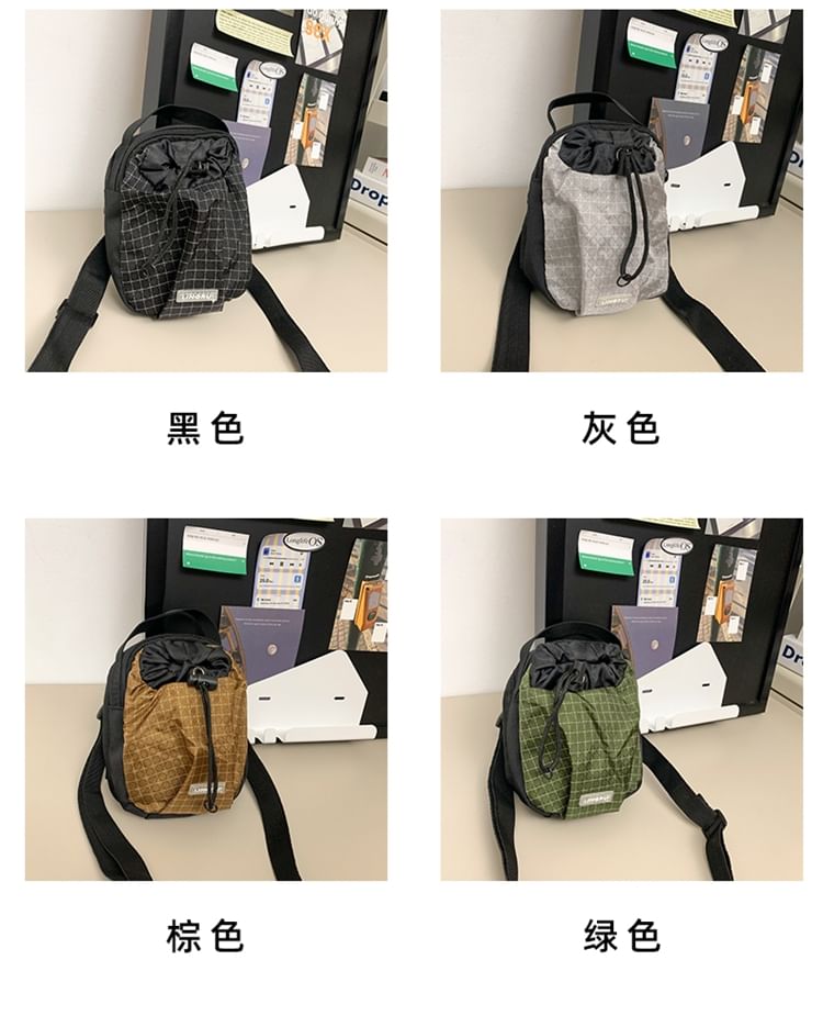 IOU - Geruite nylon crossbodytas met trekkoord