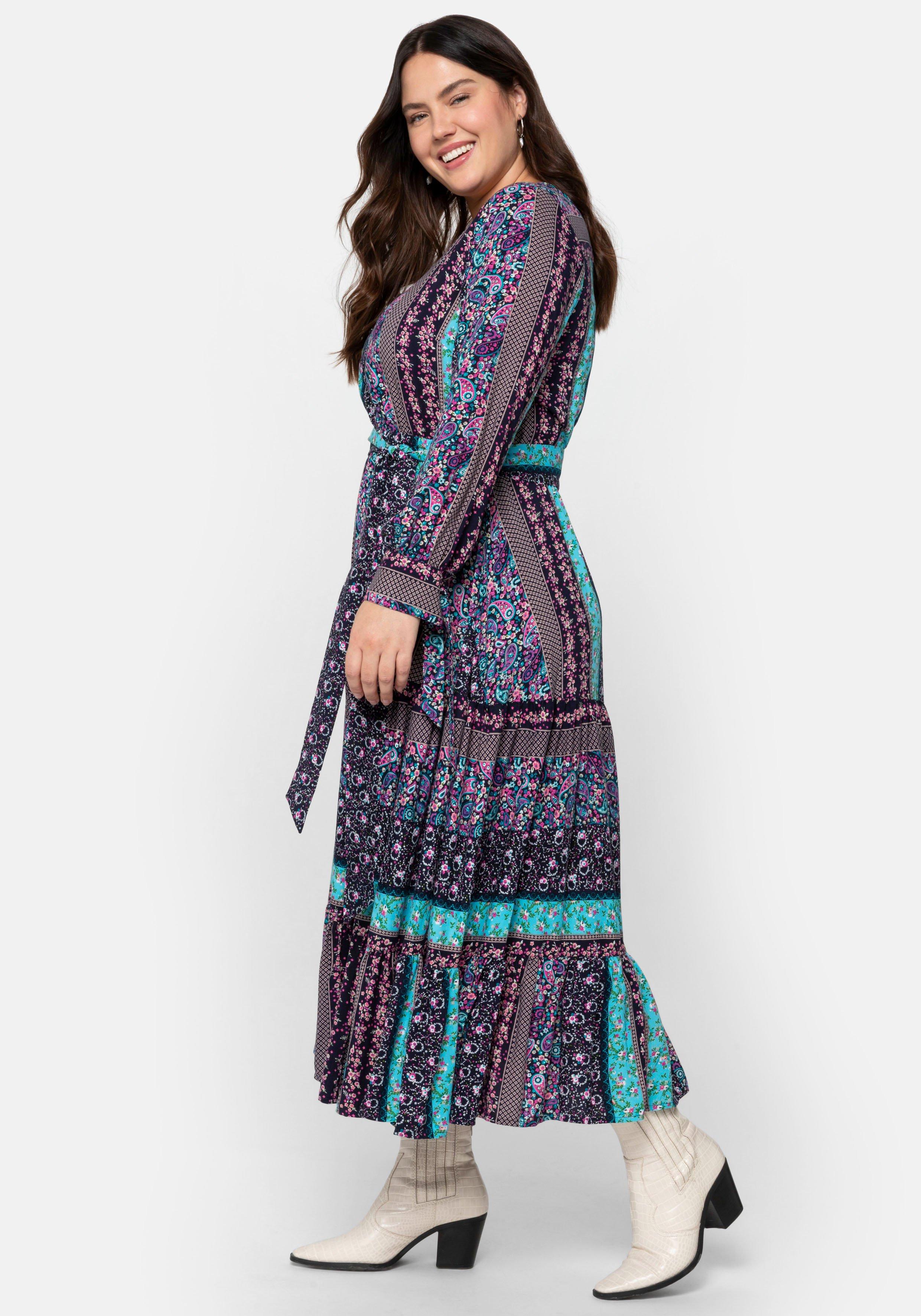 Maxikleid mit Patchworkdruck und Stufenrock