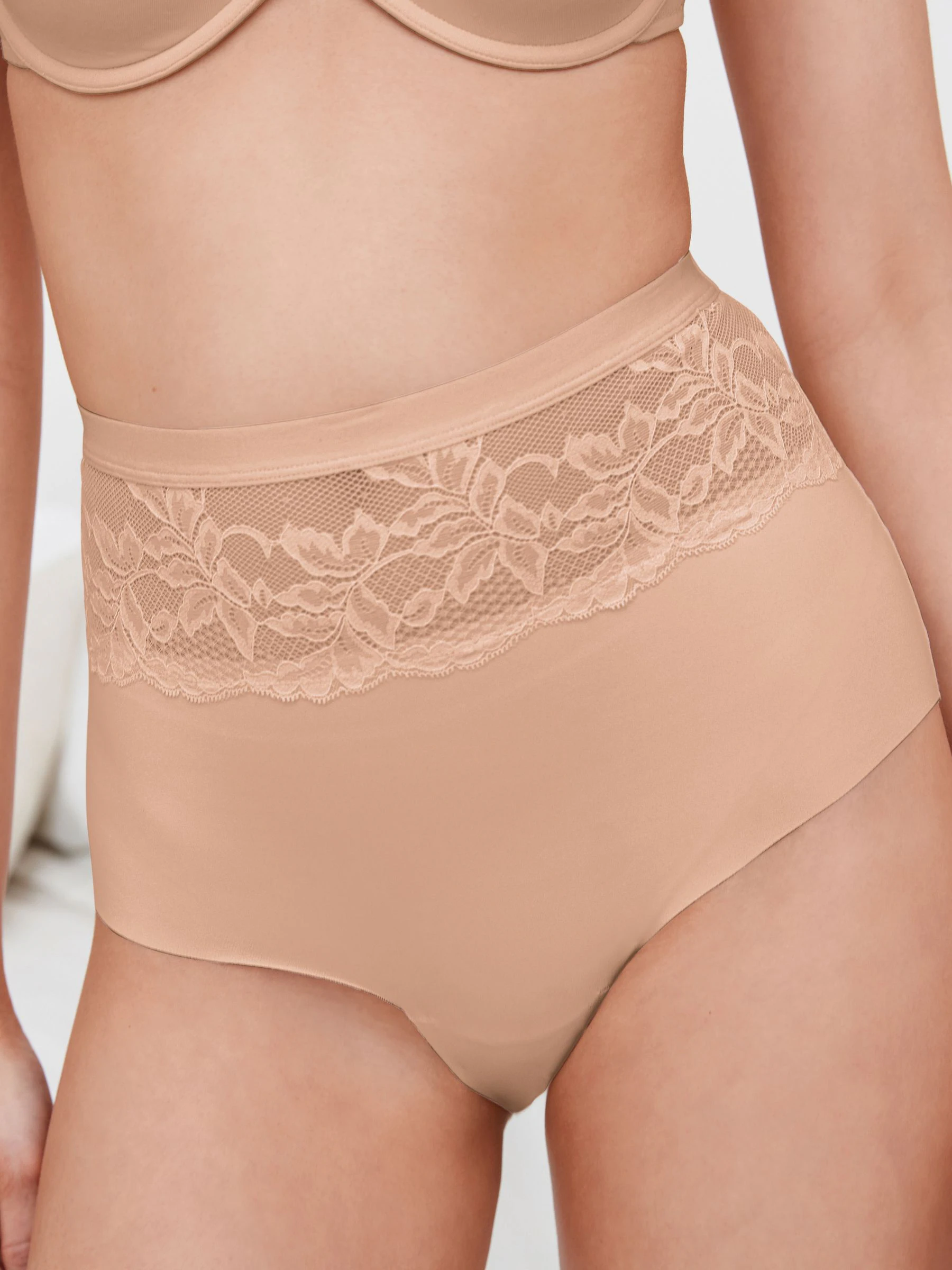 Zwart/huidskleurig - 2 Slipjes met licht buikcorrigerende hoge taille