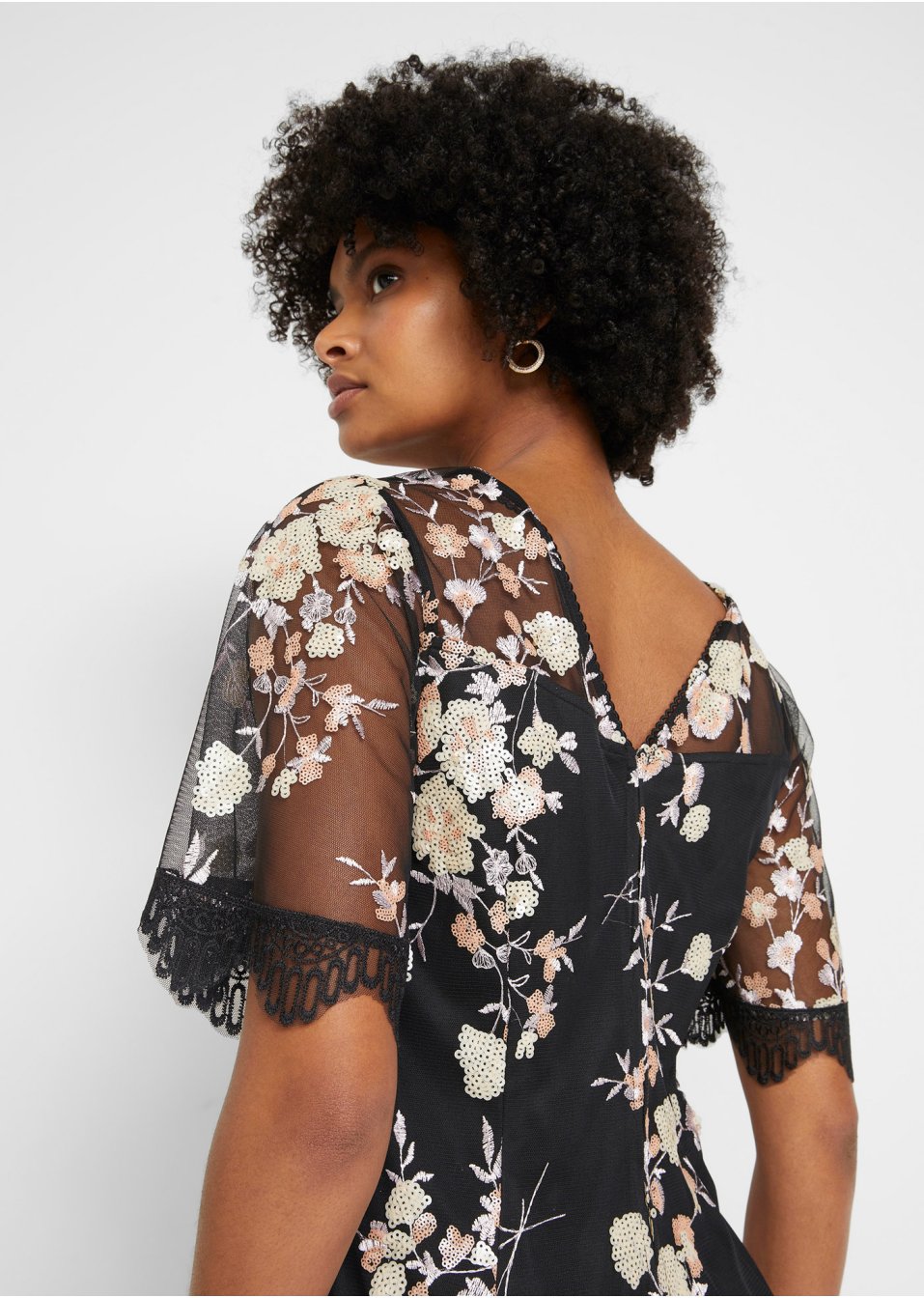 Robe avec paillettes brodées