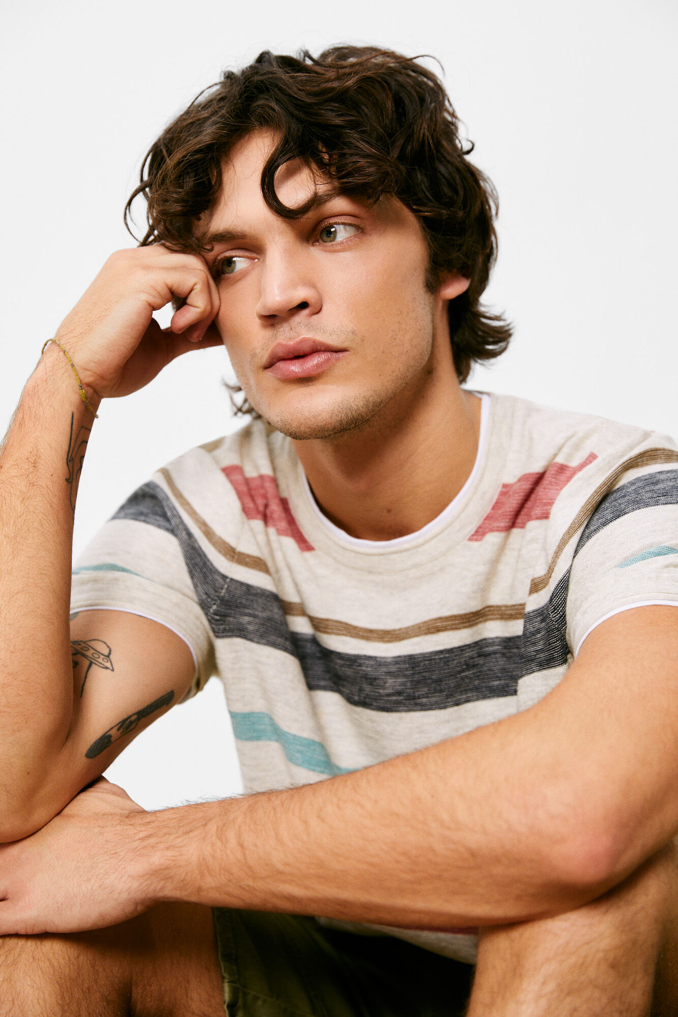 Camiseta de malha com listras multicoloridas - cinza claro