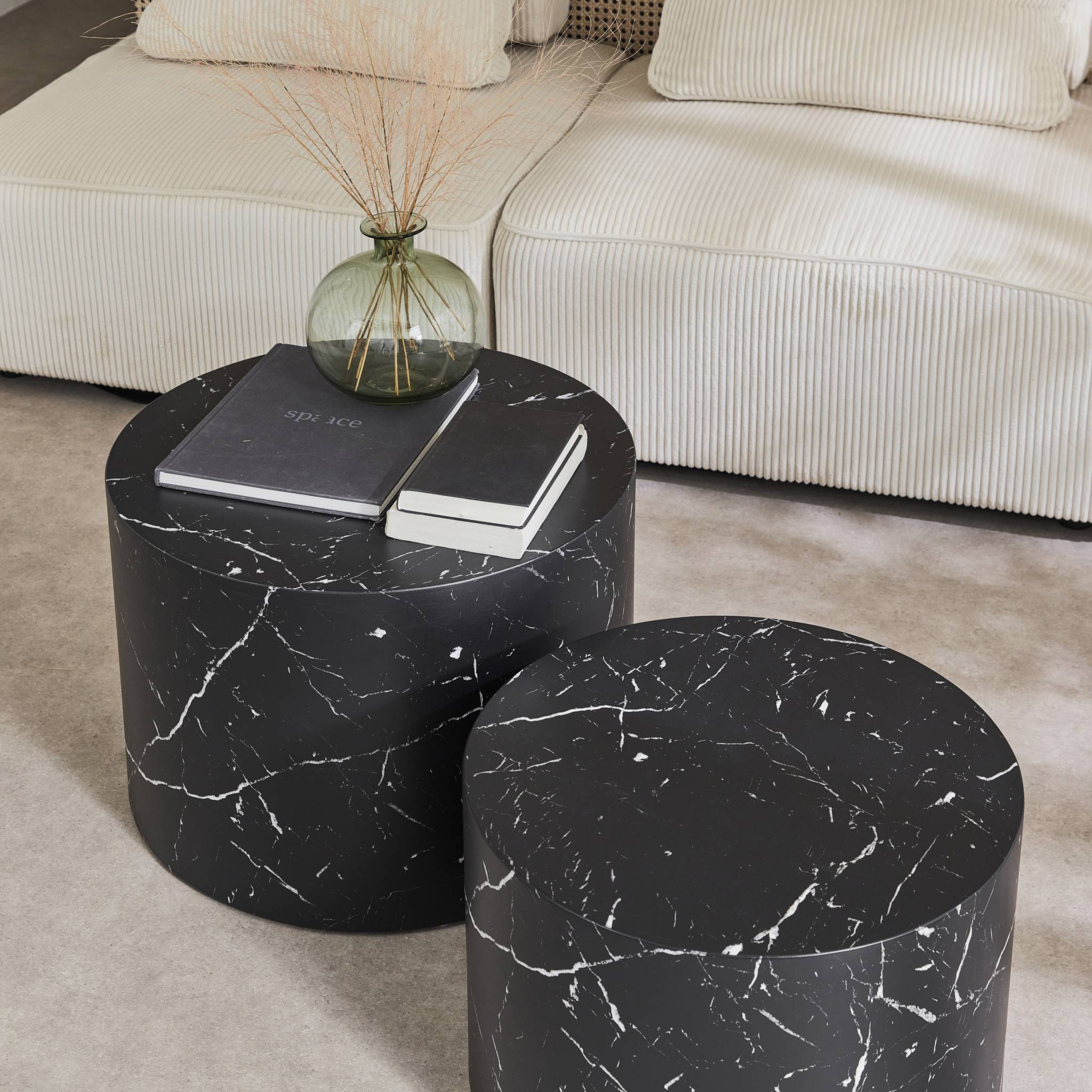 sweeek - Set van 2 ronde bijzettafels met marmerlook