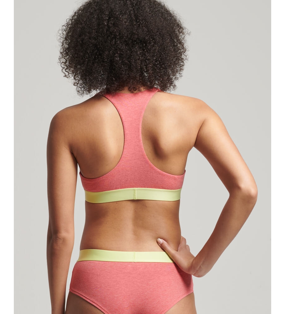 Sutiã curto estilo bralette em algodão orgânico Superdry com logo rosa grande.