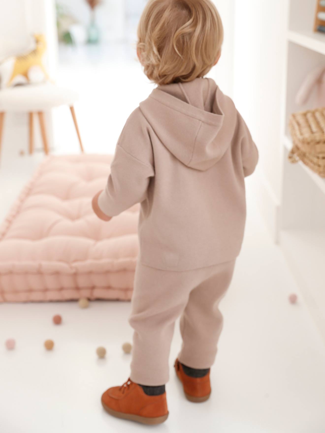 Conjunto de bebê: suéter de tricô cor cappuccino + calça